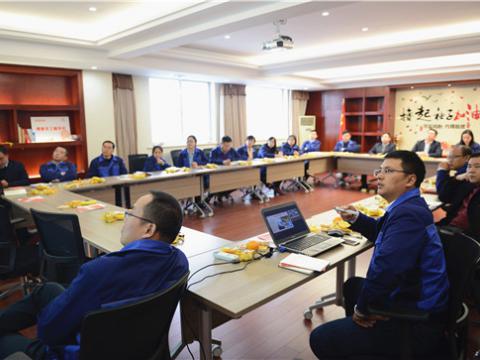 深学细悟传递思想力量 ——菠菜担保网集团党总支发展进建十九大心灵 